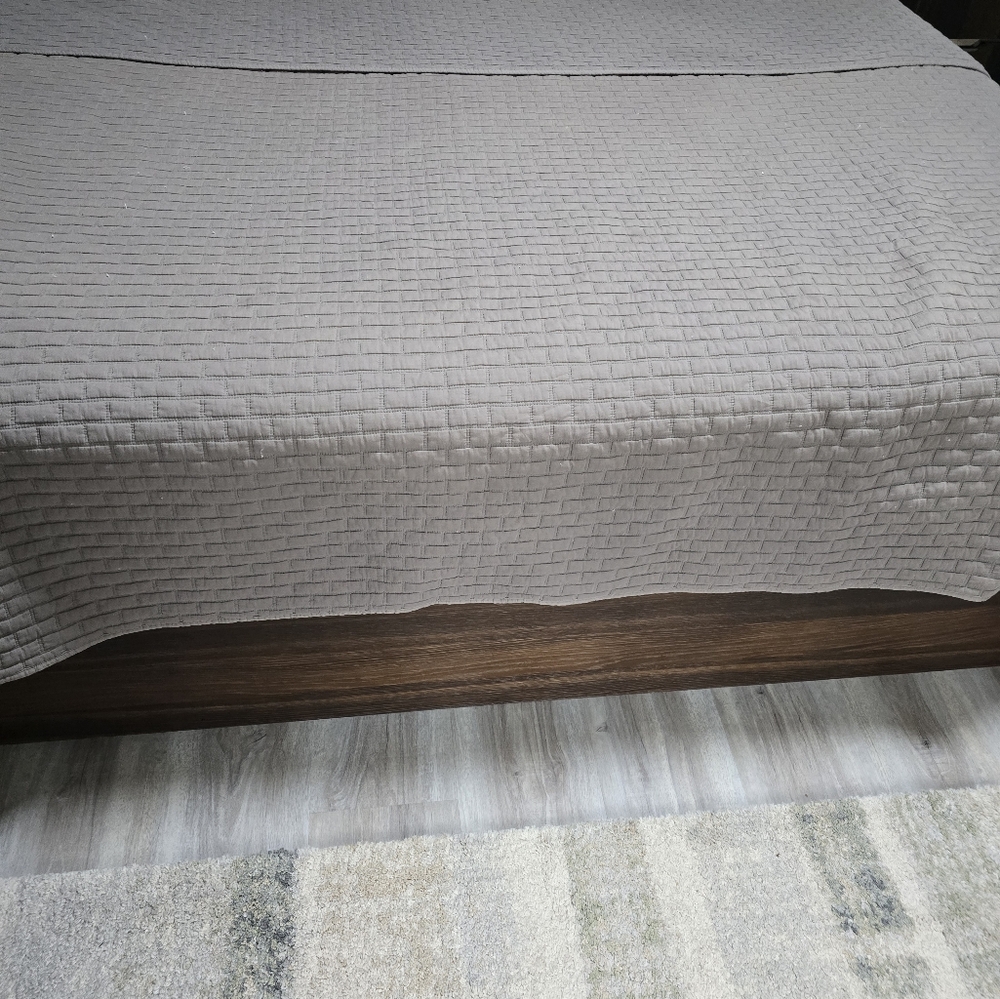 Elegant Gray Quilted Bedspread - Picture 7 of 9
